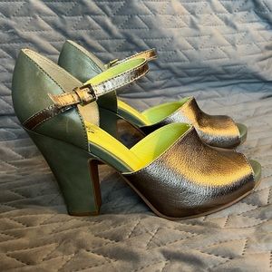 New without tags Seychelles strap heels